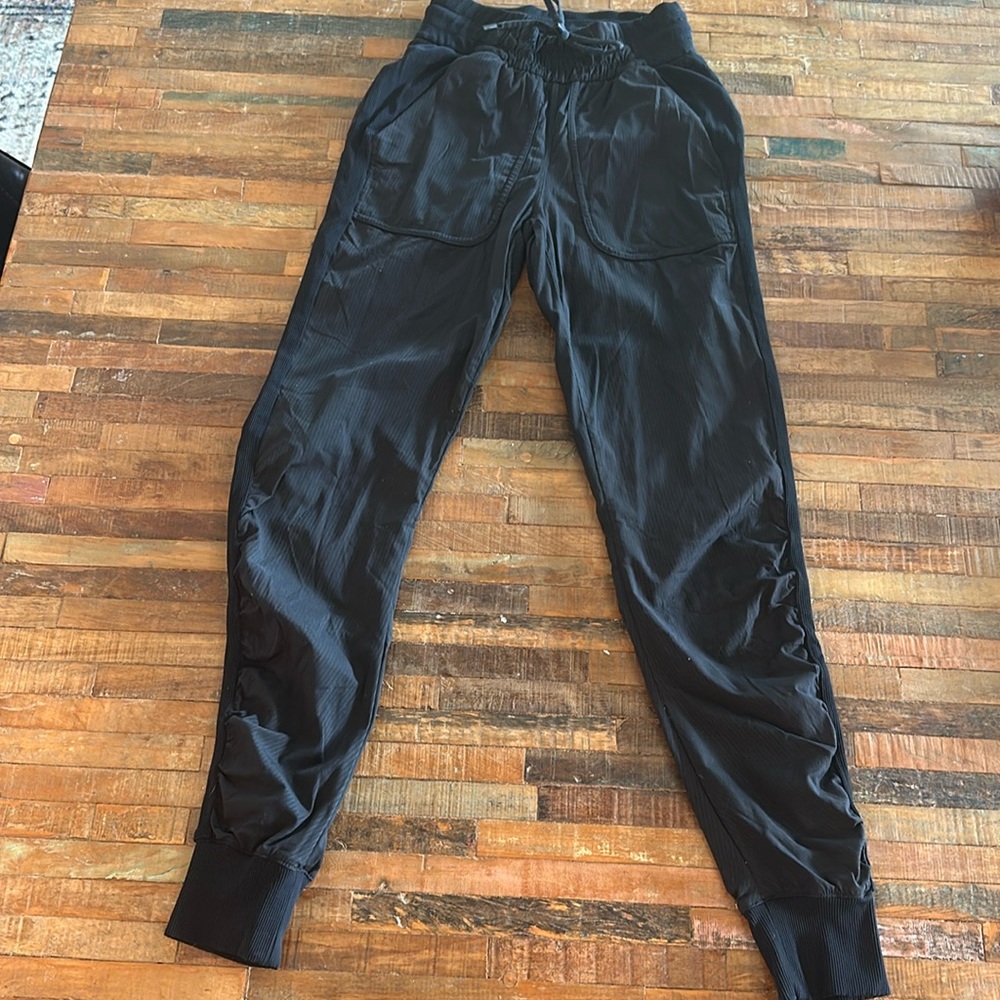 Very popular lululemon dance studio jogger.  Used but still in good condition!